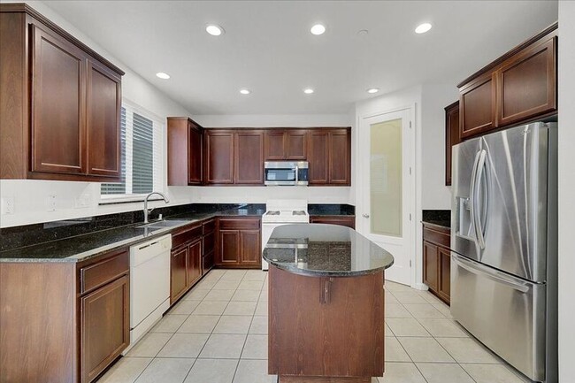 Building Photo - 566 Del Mar Cir