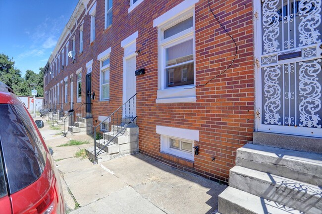 Building Photo - Spacious Renovated Baltimore Row-Home