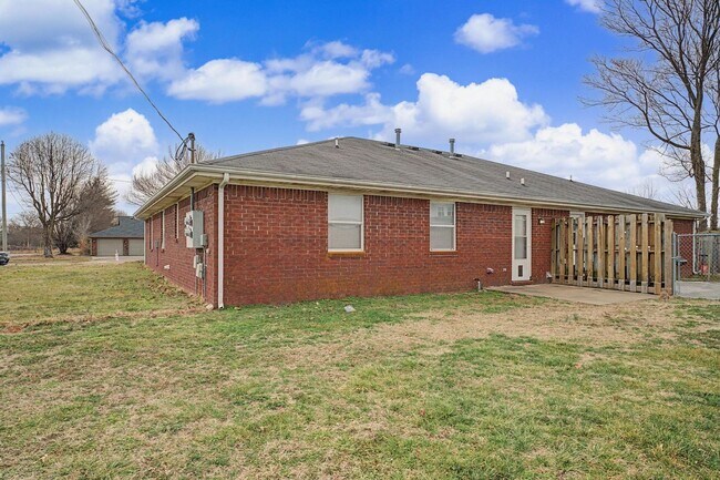 Building Photo - Welcome to this charming 2-bedroom, 2-bathroom home