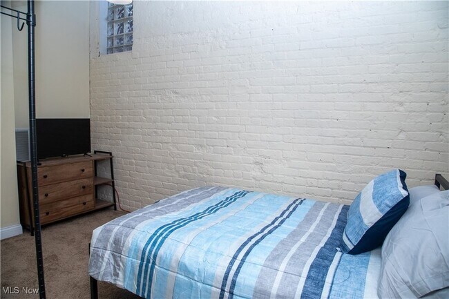 Building Photo - 11433 Ashbury Ave