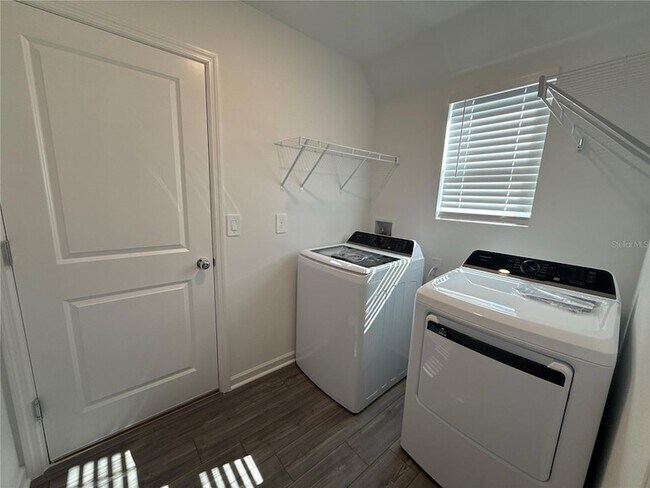 Building Photo - 3081 NE 38th Ln