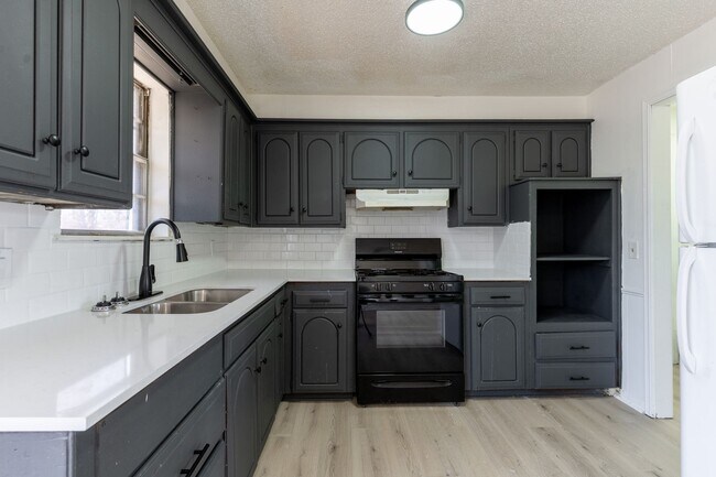 Building Photo - 5113 S Briarwood Dr