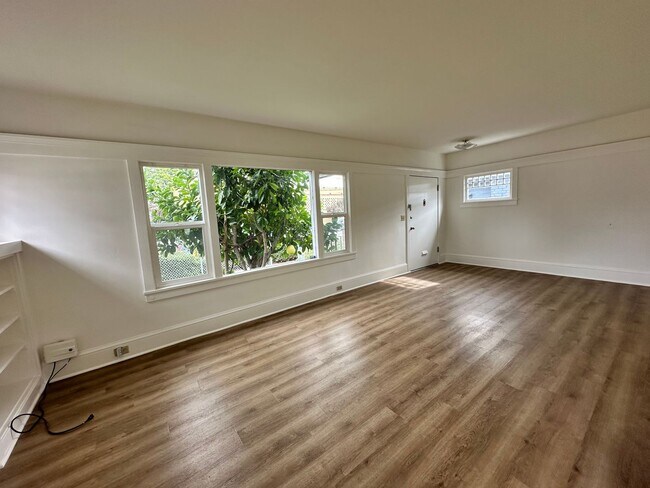 Building Photo - Charming corner lot with great natural light