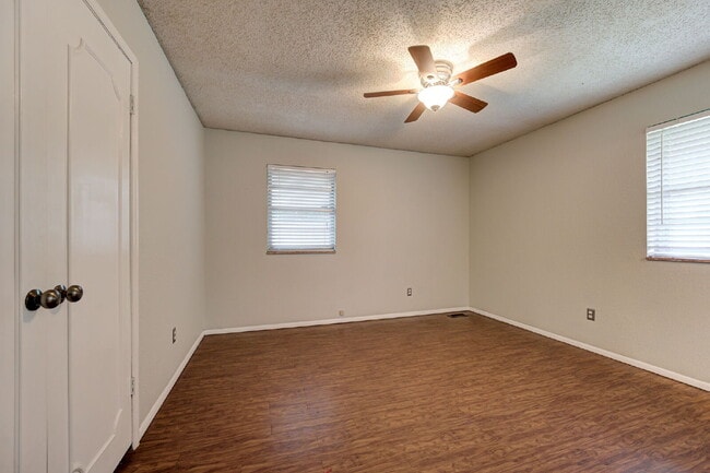 Building Photo - Rollingwood Beauty!