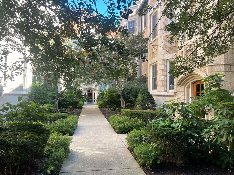 Building Photo - 534 W Brompton Ave