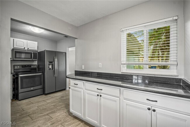 Building Photo - 2210 Parkview Dr