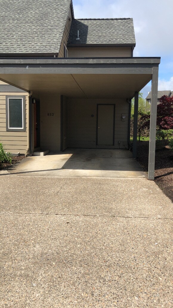 Building Photo - 852 SW Maple Tree Dr