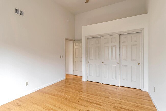 Building Photo - 302 Tadley Ct