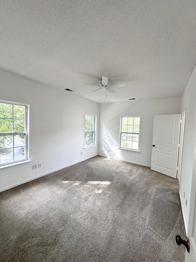 Building Photo - Bright & Beautiful 2 Bed, 2 Bath Townhouse...