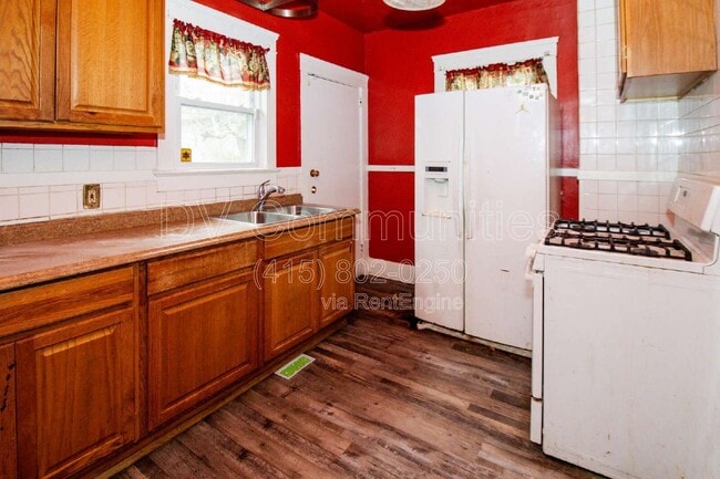 Building Photo - 9711 Parmelee Ave