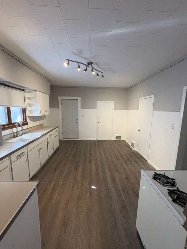 Building Photo - 3666 E 57th St