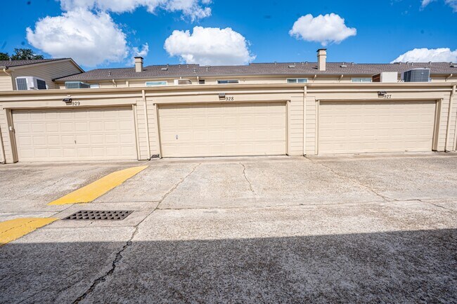 Building Photo - 928 Memorial Village Dr