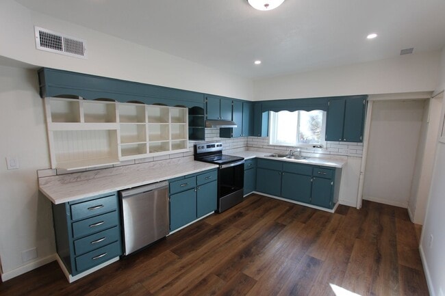 Building Photo - *LEASE PENDING $500 Move-In Special! Month to month lease Available.