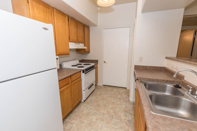 Building Photo - Lovely 1 Bedroom Condo For Rent