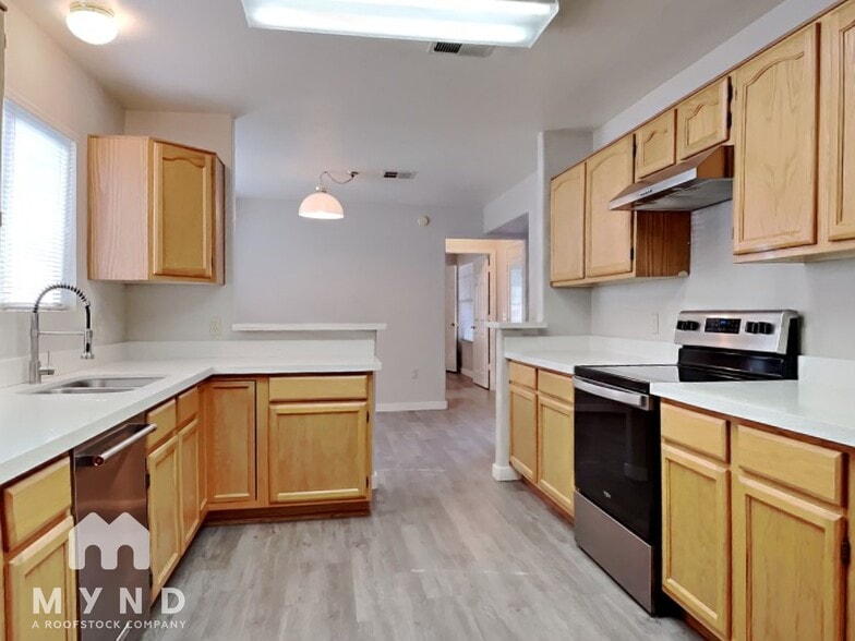 Building Photo - 634 N Quartz St