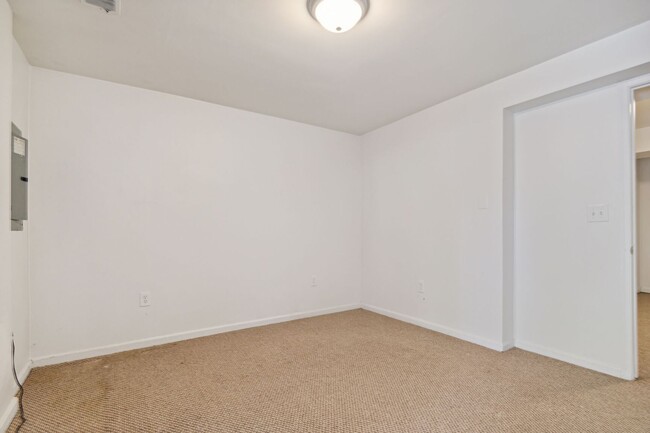 Building Photo - Spacious 3br Townhome with Deck& Patio. Re...