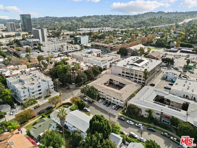 Building Photo - 15529 Moorpark St