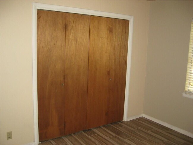 Building Photo - 2007 Oakglen Dr