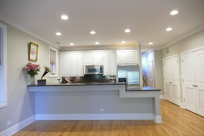 Building Photo - 3024 N Sheffield Ave