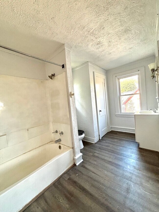 Building Photo - 1101 N Rose- 3 Bed/1 Bath House