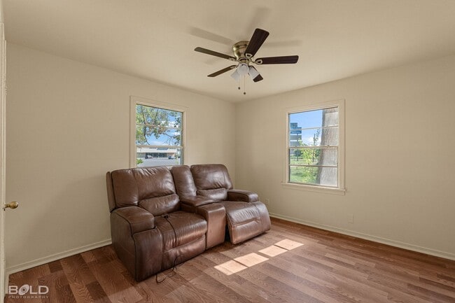 Building Photo - 2617 Waggoner Ave