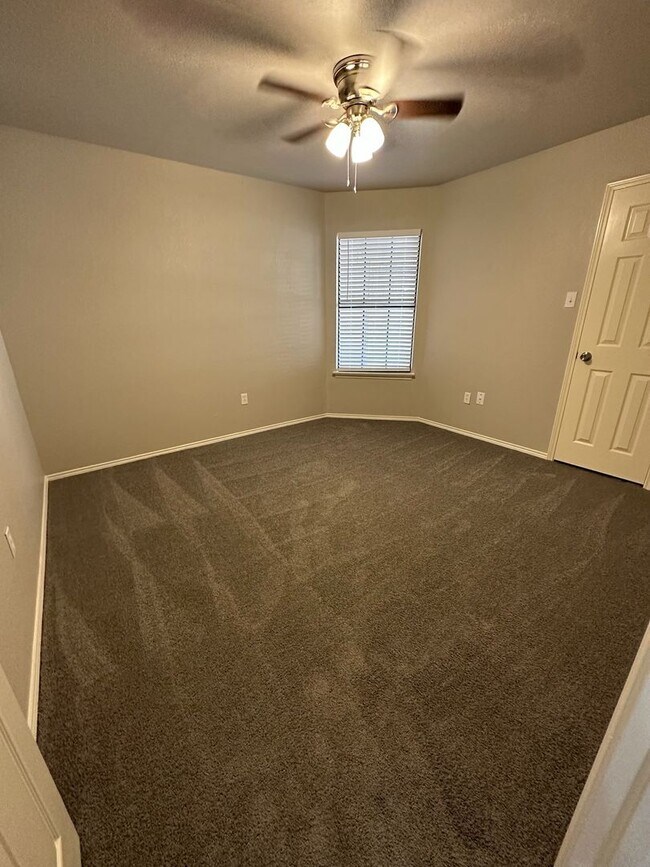 Building Photo - Excellent 3 bedroom 2 bath