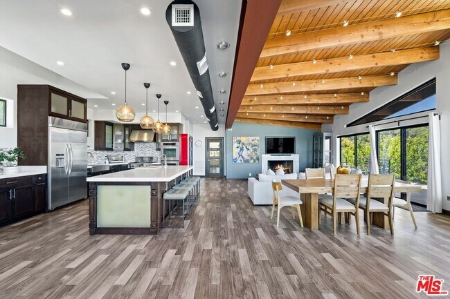 Building Photo - 3655 Glenridge Dr