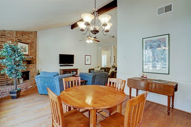 Building Photo - 12 Fairmeade Bend Dr