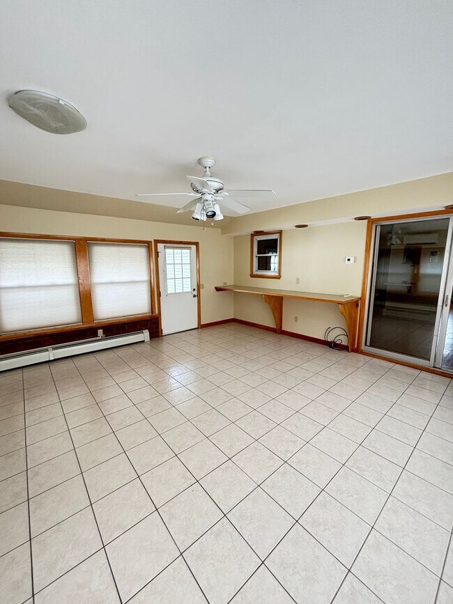 Building Photo - Spacious 3br Home for rent located in Whitehall, Echo Heights!
