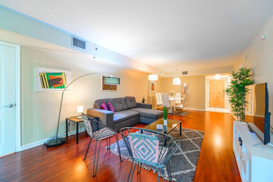 Building Photo - 1 SE 12th St