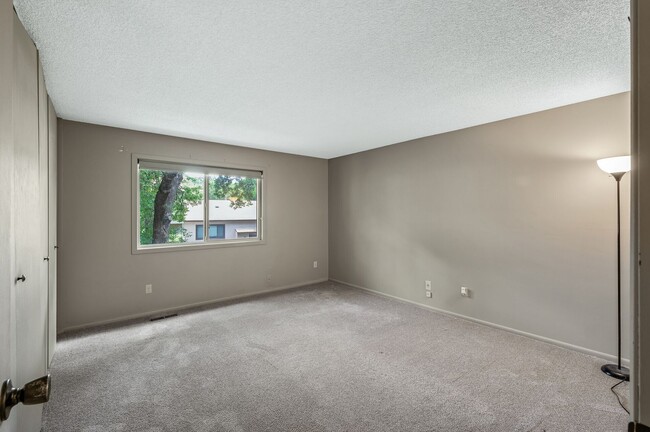 Building Photo - Eden Prairie Townhome, 2 bedroom, 2.5 bath...