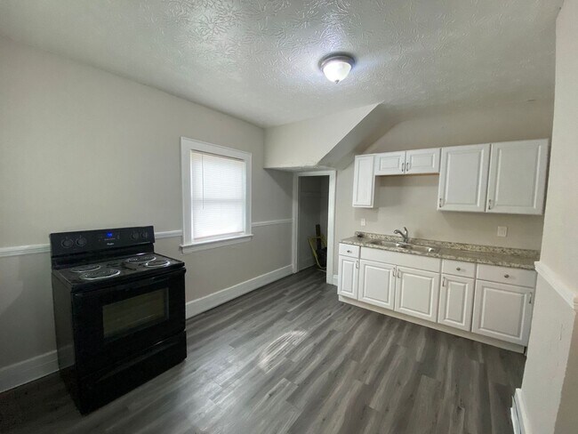 Building Photo - Beautiful Large 5 Bedroom Home Cleveland