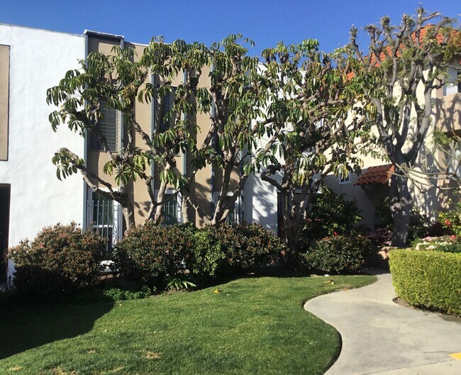 Building Photo - 3521 Mentone Ave