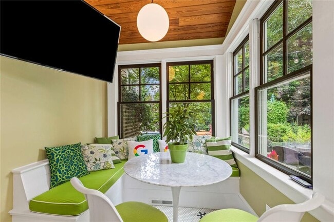 Building Photo - 976 Adair Ave NE