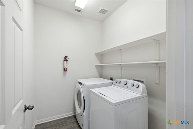 Building Photo - 2215 Dry Creek Dr