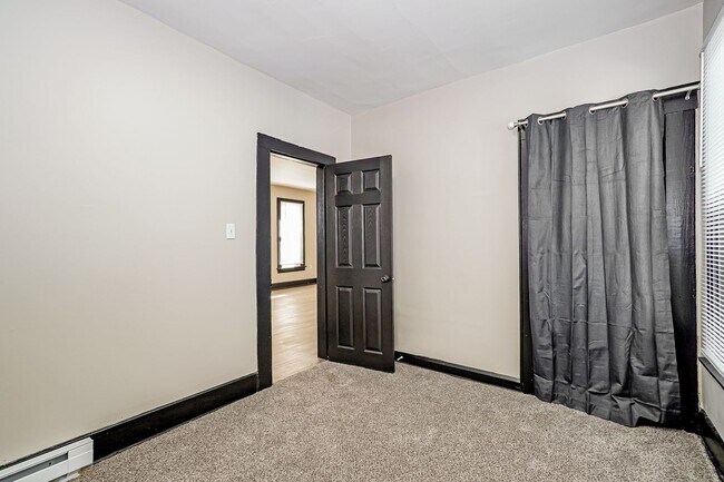 Building Photo - 98-100 N Hague Ave