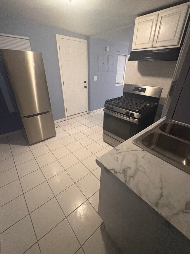 Building Photo - 2622 W Luther St