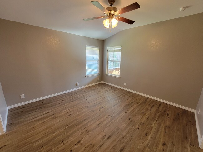 Building Photo - 2123 Wiltshire Dr