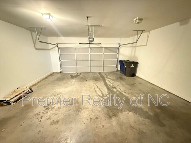 Building Photo - 607 Westpark Ct