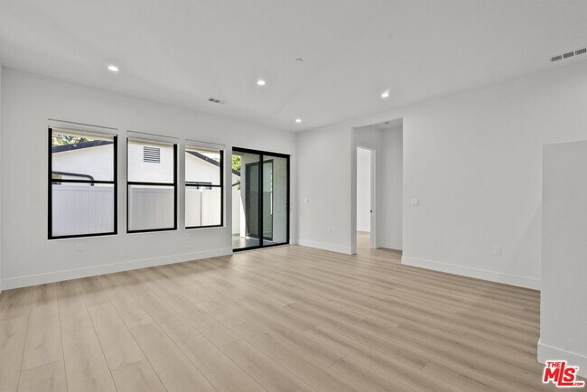 Building Photo - 521 N Martel Ave