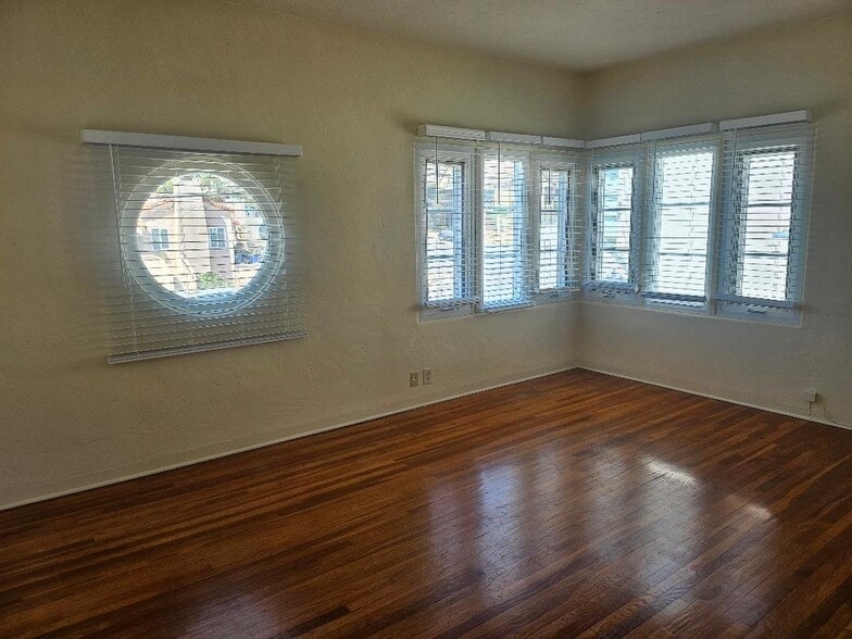 Building Photo - 417 W Kalmia St