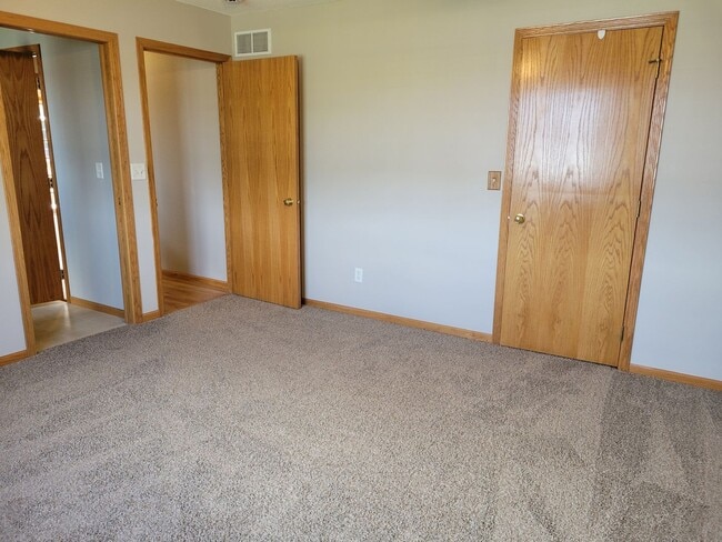 Building Photo - 3 Bedroom Twin Home