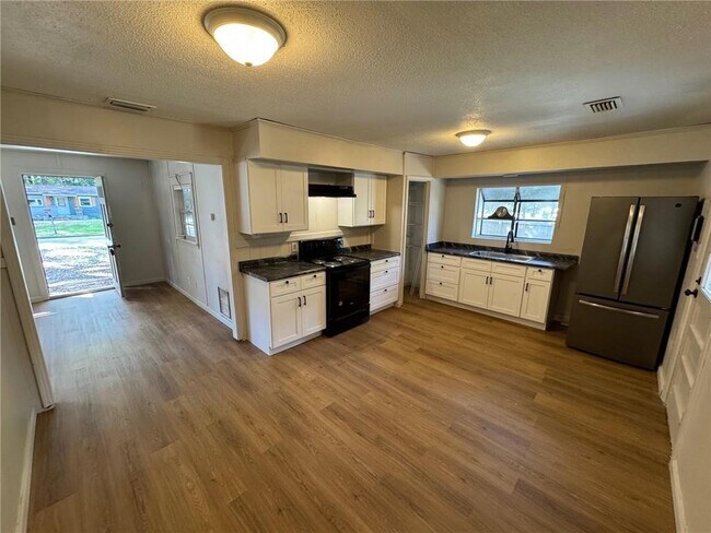 Building Photo - 3701 Martha Ct
