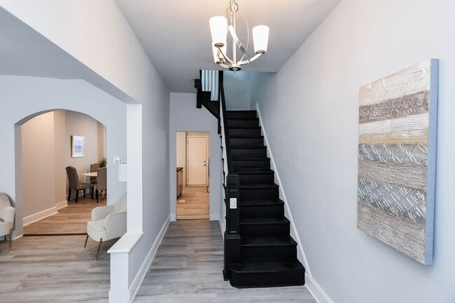 Building Photo - Beautifully Updated Large 3/BD Townhouse