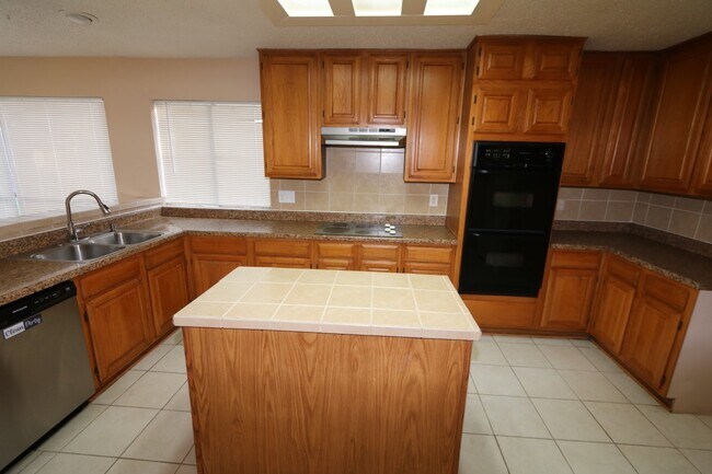 Building Photo - 12510 Sableleaf Dr