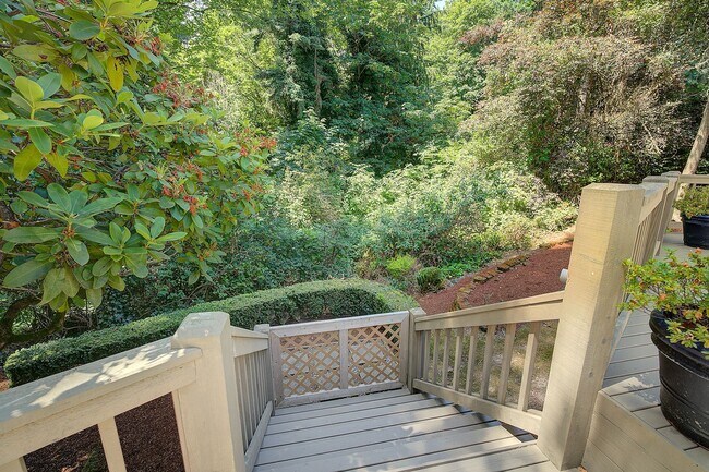 Building Photo - 5Bd/2.5Ba Kirkland Home