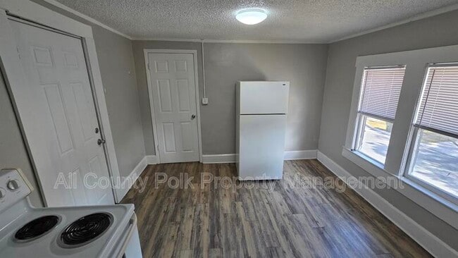 Building Photo - 602 Emma St