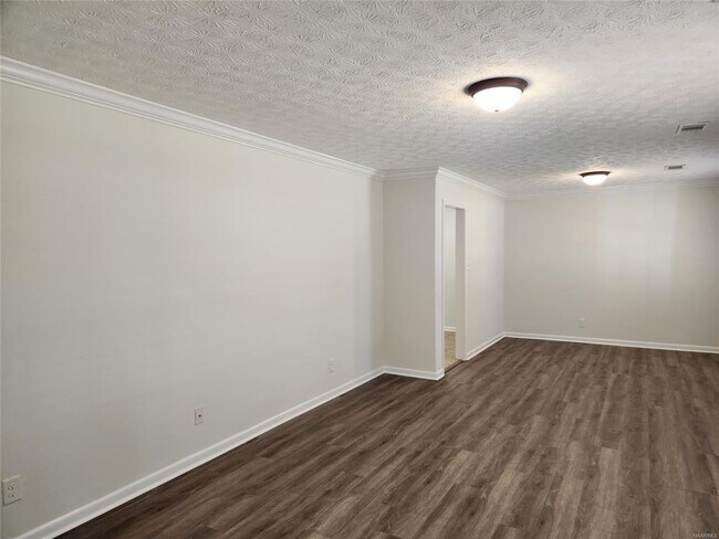 Building Photo - 628 Shadow Ln