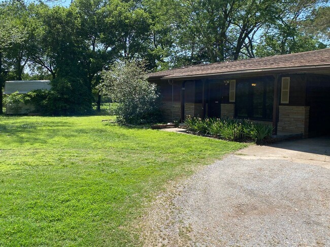 Building Photo - Country Living! Cute 2 bedroom 1 bath home...