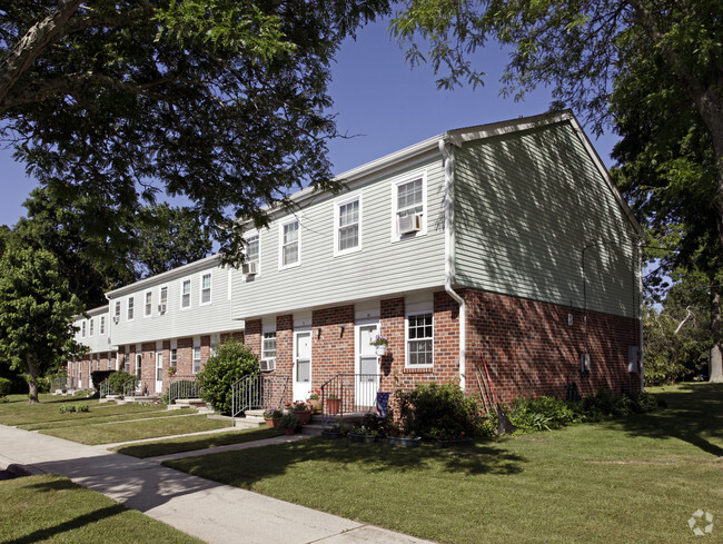 Primary Photo - Pleasant Manor Apartments